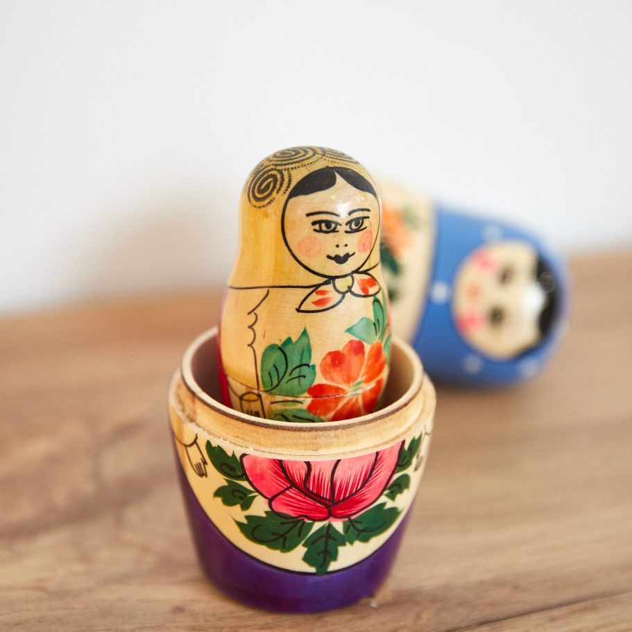 Verschachtelte Matrjoschka-Puppen als Symbol für persönliche Entwicklung beim Personal Coaching